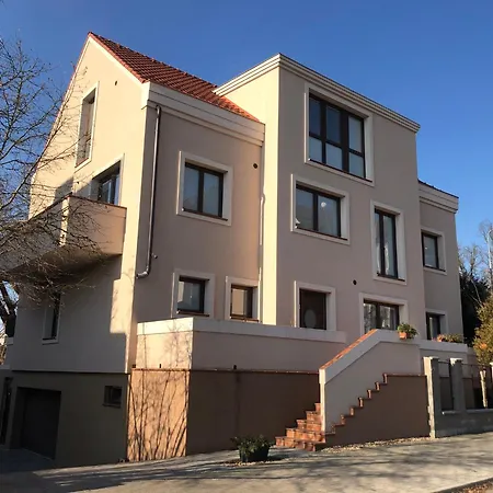Na Dukelske S Garazi Tábor